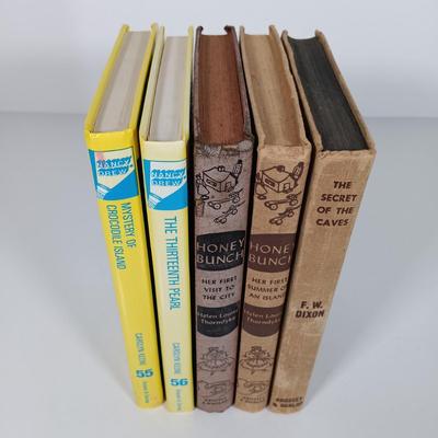 LOT 132: Collection of Vintage Nancy Drew Hardback Books