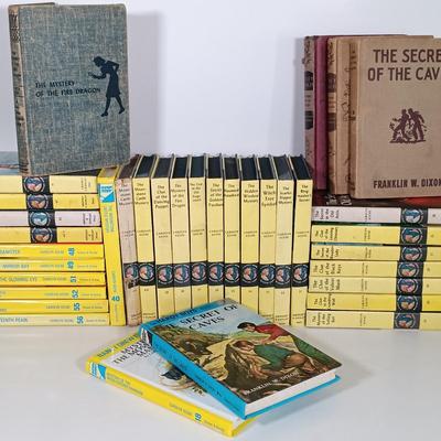 LOT 132: Collection of Vintage Nancy Drew Hardback Books
