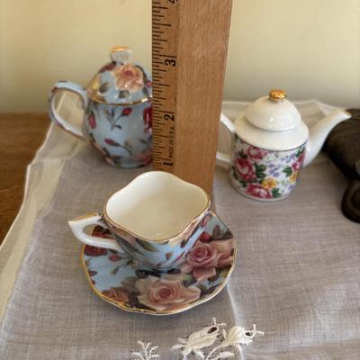 LOT 138: Victorian Style Table Lamp w/Glass & Beaded Shade, Miniature Teapot Collectibles