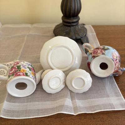 LOT 138: Victorian Style Table Lamp w/Glass & Beaded Shade, Miniature Teapot Collectibles