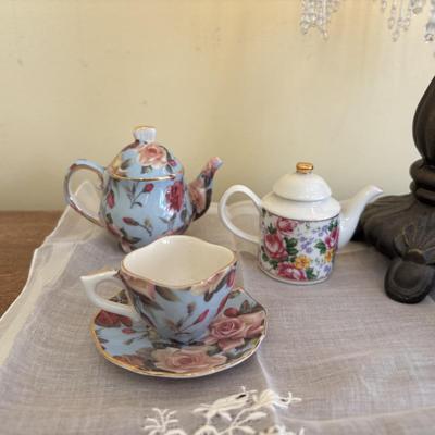 LOT 138: Victorian Style Table Lamp w/Glass & Beaded Shade, Miniature Teapot Collectibles