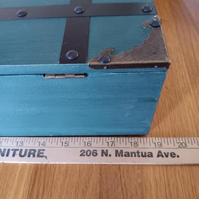 LOT 193: Home Decor Collection - Kate Spade Writing Set, William Sonoma Throw Pillows, Photo Albums & More