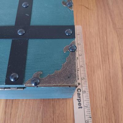 LOT 193: Home Decor Collection - Kate Spade Writing Set, William Sonoma Throw Pillows, Photo Albums & More