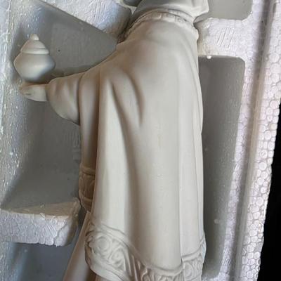 1981 Avon Exclusive Nativity Figurine – The Magi Bearing Gifts (Balthazar)