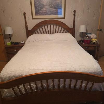 Queen bed With Chenille spread