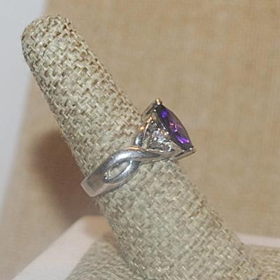Size 7½ Large MARQUISE PURPLE STONE RING with Side Accent Stones on a Twisted Silver Tone Band (4.8g)