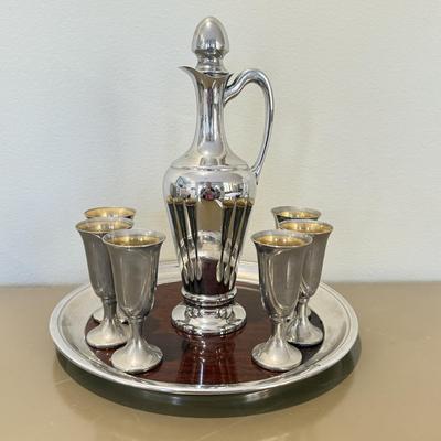 LOT 425L: Vintage Crescent Decanter Set
