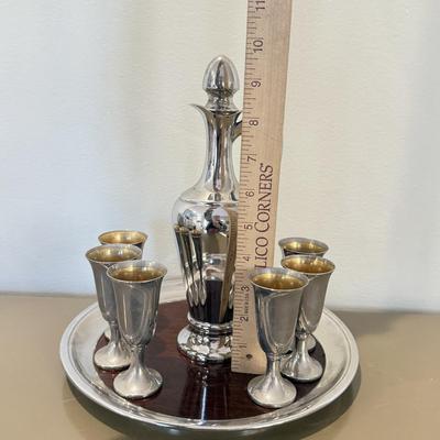 LOT 425L: Vintage Crescent Decanter Set