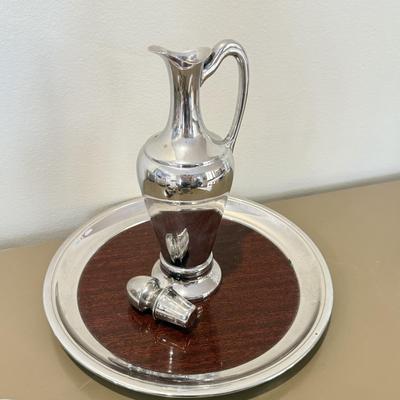 LOT 425L: Vintage Crescent Decanter Set