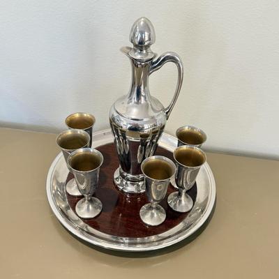 LOT 425L: Vintage Crescent Decanter Set