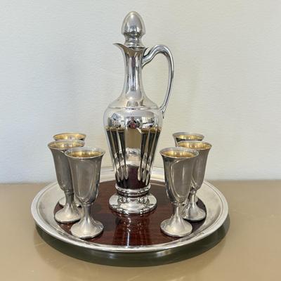 LOT 425L: Vintage Crescent Decanter Set