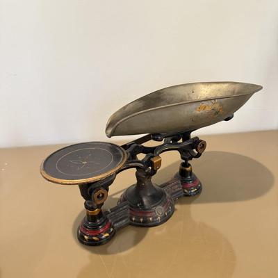 LOT 433L: Vintage Metal Scale & Cayenne Tin Box