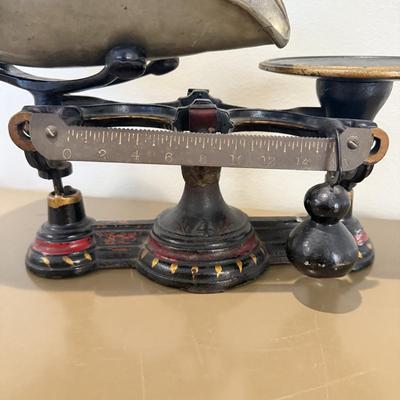 LOT 433L: Vintage Metal Scale & Cayenne Tin Box