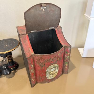 LOT 433L: Vintage Metal Scale & Cayenne Tin Box