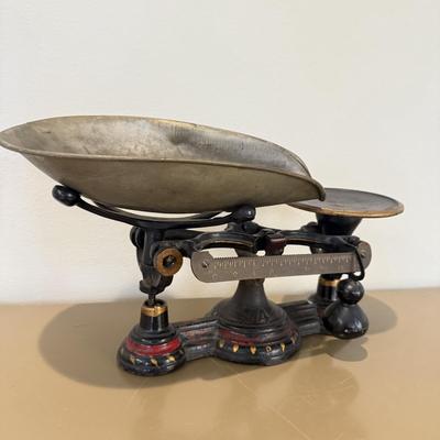 LOT 433L: Vintage Metal Scale & Cayenne Tin Box