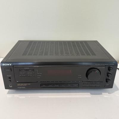 LOT 470F: Sony FM Stereo/AM-FM Receiver STR-DE505