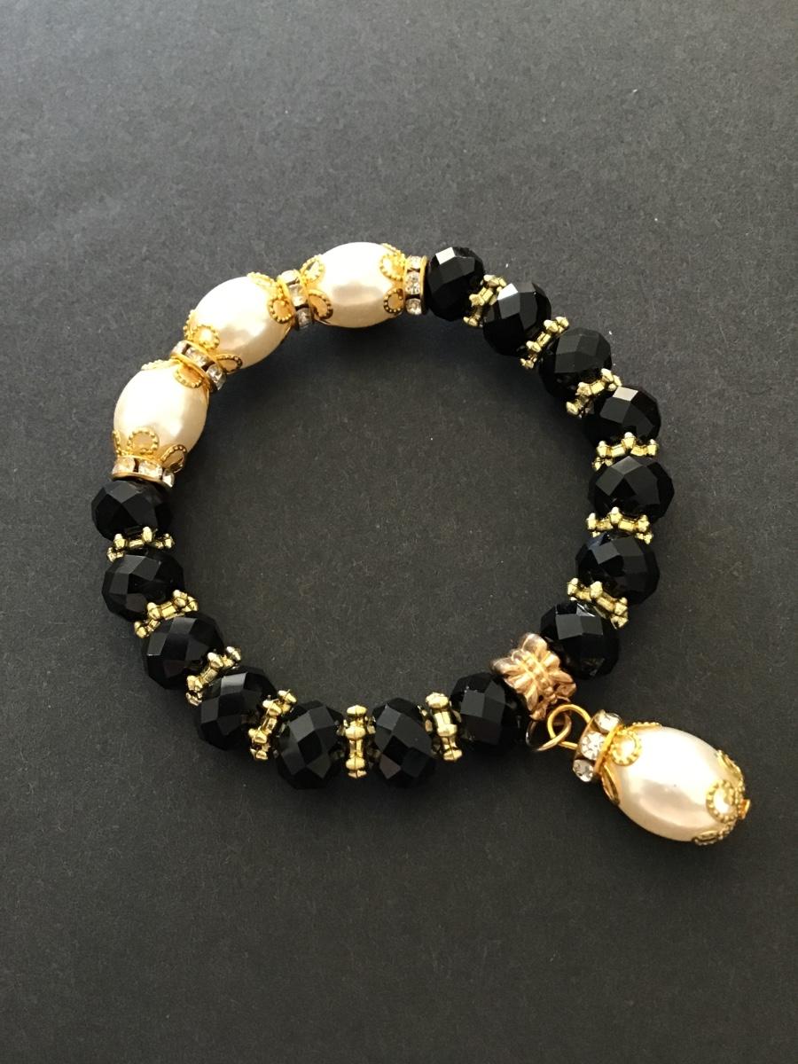 Beautiful vintage black glass faceted bead and faux pearl stretch bracelet