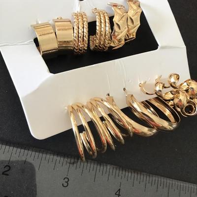 Beautiful, very nice gold tone, six pairs, hoop earrings