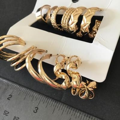 Beautiful, very nice gold tone, six pairs, hoop earrings