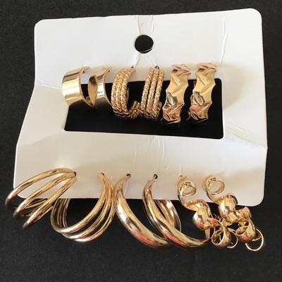 Beautiful, very nice gold tone, six pairs, hoop earrings