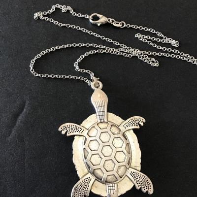 Vintage, silver toned turtle pendant necklace