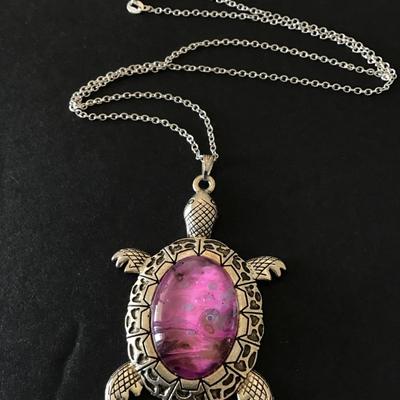 Vintage, silver toned turtle pendant necklace