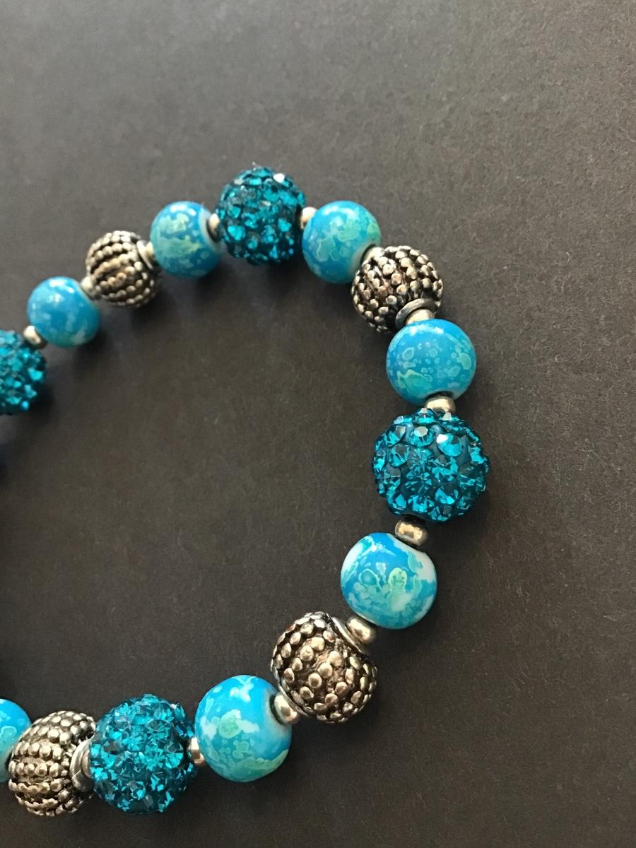 Pretty blue beaded stretch bracelet