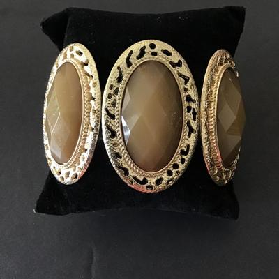 Beautiful statement stretch bracelet, gold toned