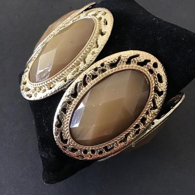 Beautiful statement stretch bracelet, gold toned