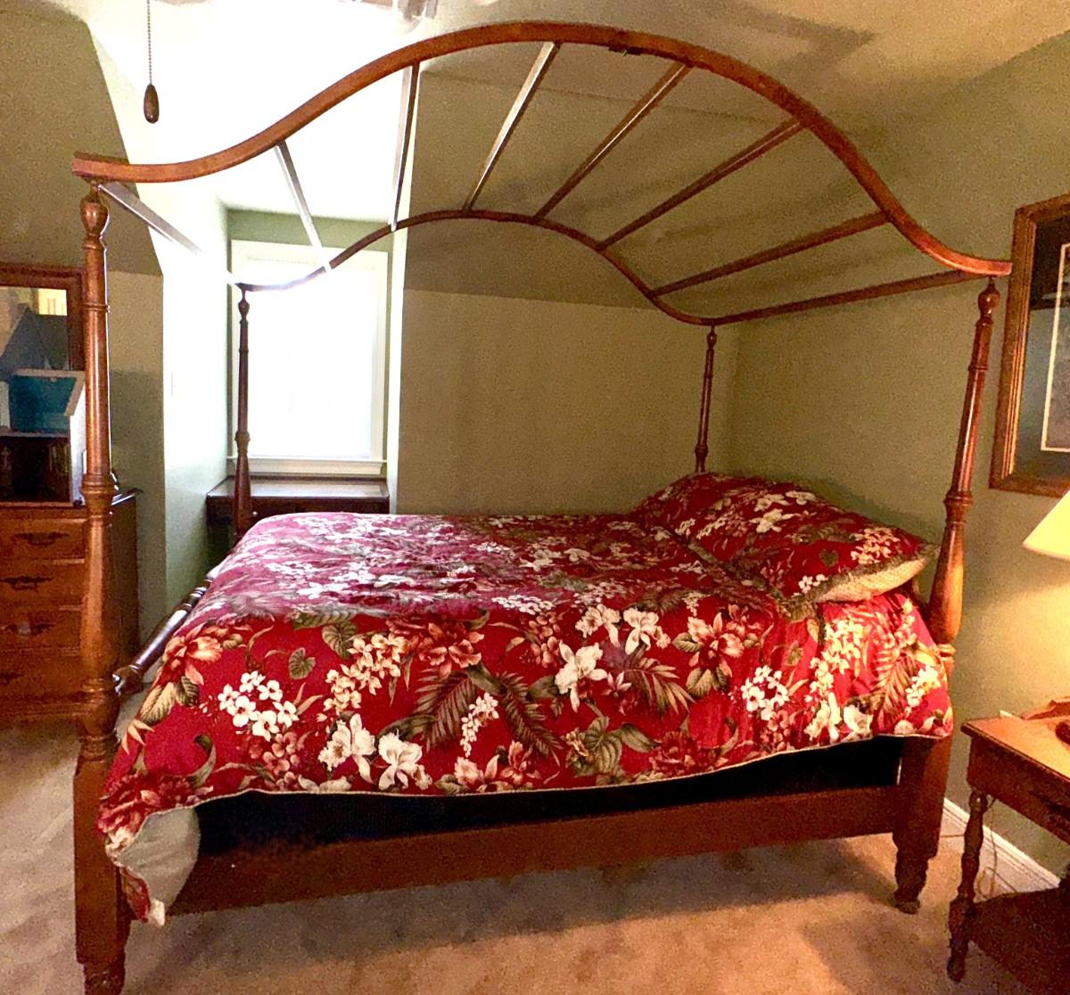 Vintage Canopy Bed with Removable Canopy