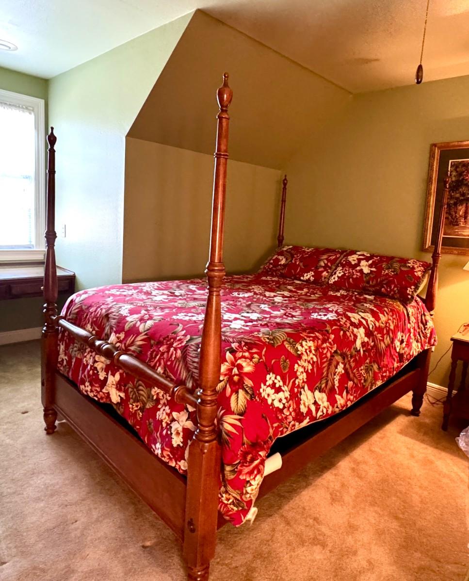 Vintage Canopy Bed with Removable Canopy