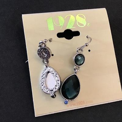 Beautiful vintage, 1928 silver tone, Ocean blue rhinestone dangle earrings