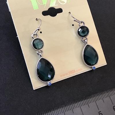 Beautiful vintage, 1928 silver tone, Ocean blue rhinestone dangle earrings