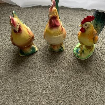 Vintage Rooster Statues – Hand-Painted Ceramic Décor (Set of 3)