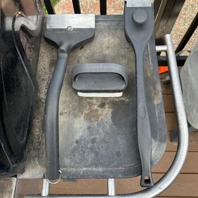 CHARBROIL PROPANE GRILL WITH COVER