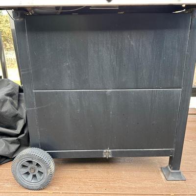 CHARBROIL PROPANE GRILL WITH COVER