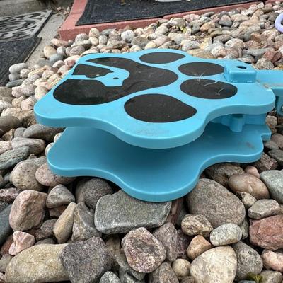 HEATED DOG POOL, SPRINKLER TOY AND FLOATING PINEAPPLE FOR YOUR PET