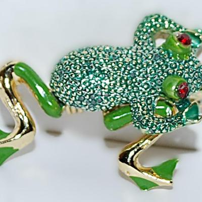 Fun GREEN FROG BROOCH (1¼" x 1") with MOVEABLE LEGS and Bright RED EYES on a Gold Tone Setting