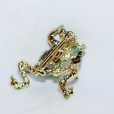 Fun GREEN FROG BROOCH (1¼" x 1") with MOVEABLE LEGS and Bright RED EYES on a Gold Tone Setting