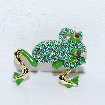 Fun GREEN FROG BROOCH (1¼" x 1") with MOVEABLE LEGS and Bright RED EYES on a Gold Tone Setting