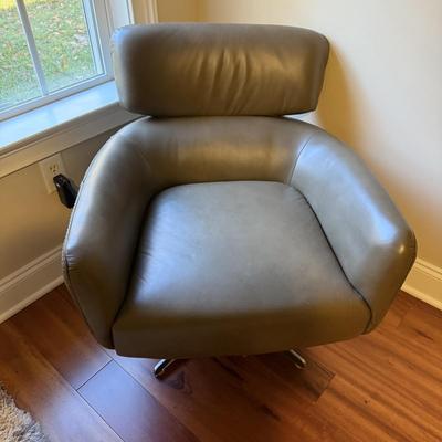 Kanto Swivel Chair