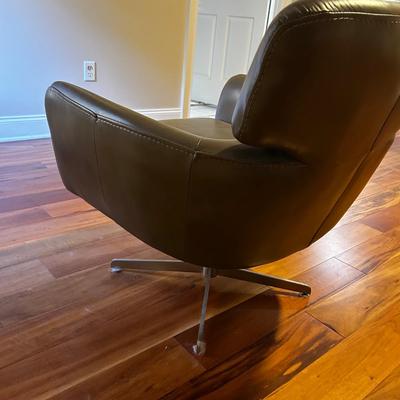 Kanto Swivel Chair