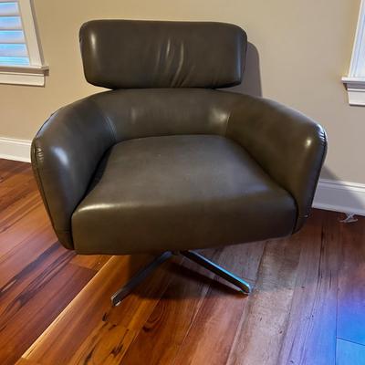Kanto Swivel Chair