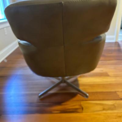 Kanto Swivel Chair