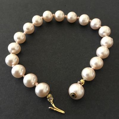 Beautiful vintage, double nodded, faux, pearl glass, bead bracelet, gold toned