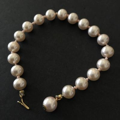 Beautiful vintage, double nodded, faux, pearl glass, bead bracelet, gold toned
