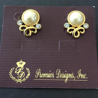 Beautiful vintage premier designs, gold tone, faux, pearl statement, stud earrings