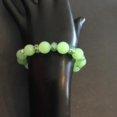 Vintage green glass beaded stretch bracelet