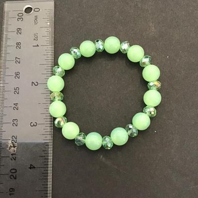 Vintage green glass beaded stretch bracelet