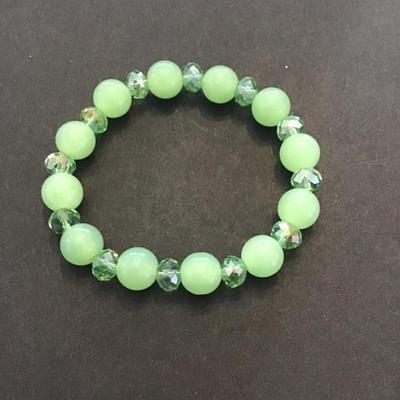 Vintage green glass beaded stretch bracelet